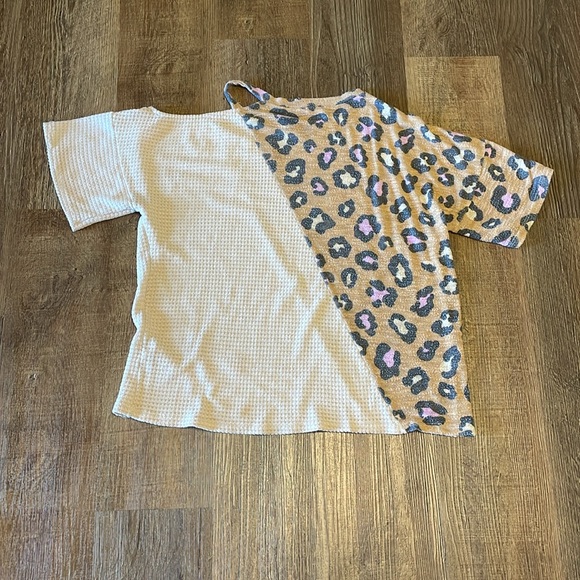 Leopard Cheetah Print Women’s Top Blouse Size Large Lightweight Short sleeves - Picture 3 of 6